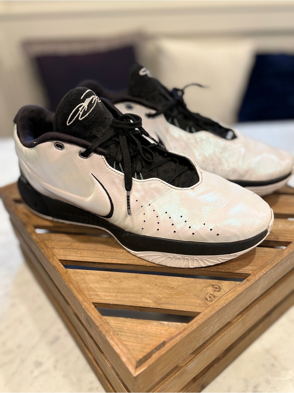 LeBron XXl, White Pearl/Black, size 13, very clean